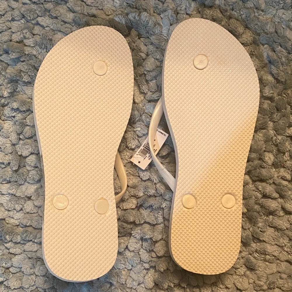 Old Navy Women's White Flip Flop Sandals - Simple Summer Staple - Picture 3 of 3